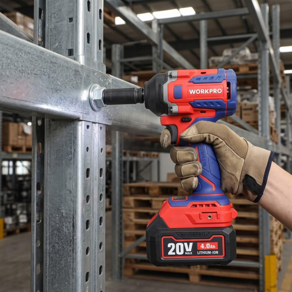 Bir depoda kırmızı ve mavi Workpro akülü darbeli matkabı tutan eldivenli el.