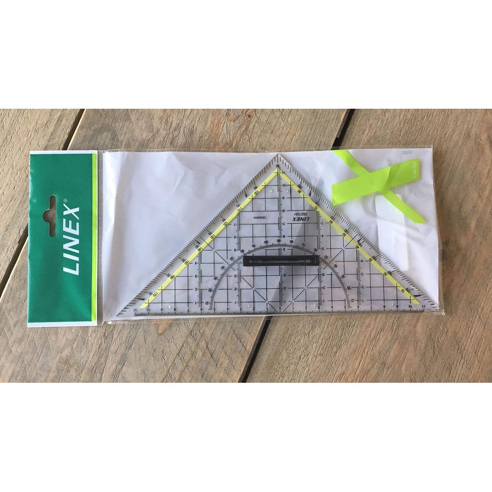 Ein Linex-Geodreieck in transparenter Verpackung mit grünem Etikett auf Holzuntergrund.