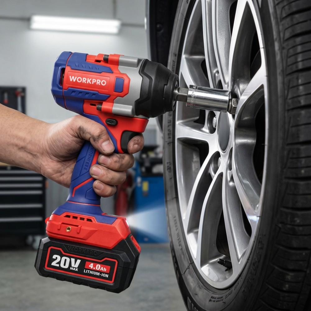 Bir kişi kırmızı ve mavi Workpro kablosuz darbeli somun sıkma makinesiyle garajda araba tekerleğinin somununu sıkıyor.