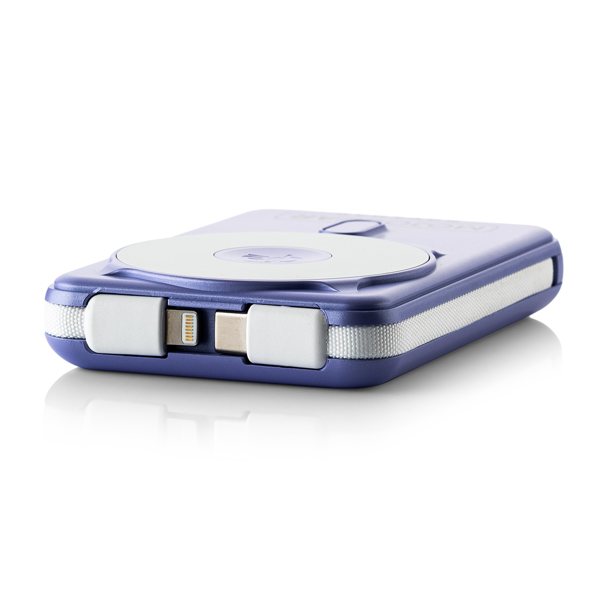 Power bank viola con cavi di ricarica integrati su sfondo bianco.