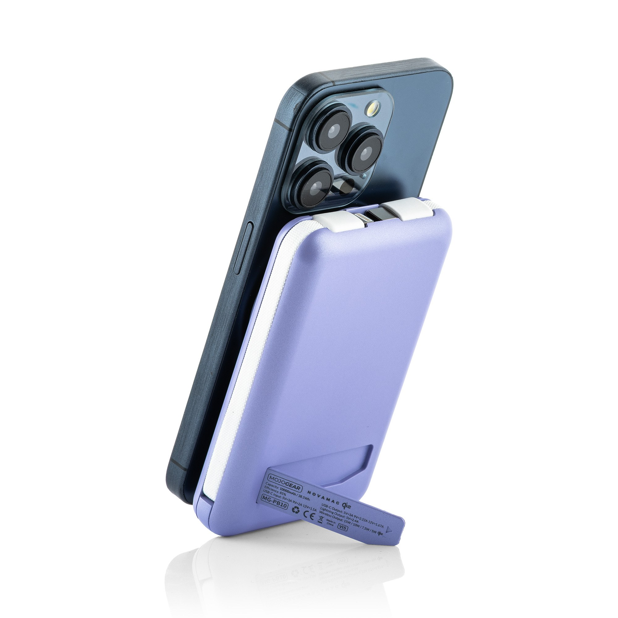 Uno smartphone blu con power bank viola attaccato dotato di supporto integrato, isolato su sfondo bianco.