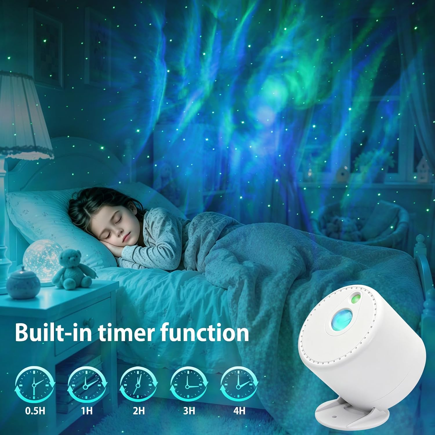 Ein Kind schläft in einem Bett, während ein Projektor grüne Nordlichter an die Decke wirft.