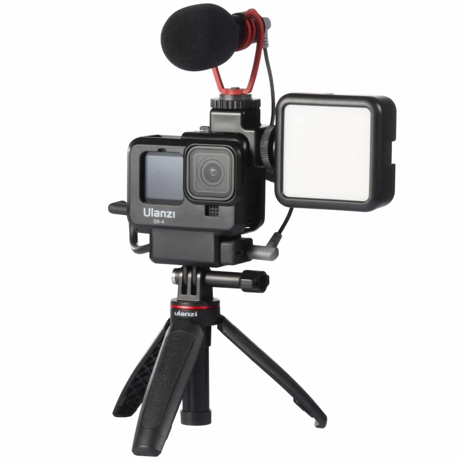 Een zwarte actiecamera op een statief met een microfoon bovenop en een vierkant LED-lichtpaneel aan de zijkant.