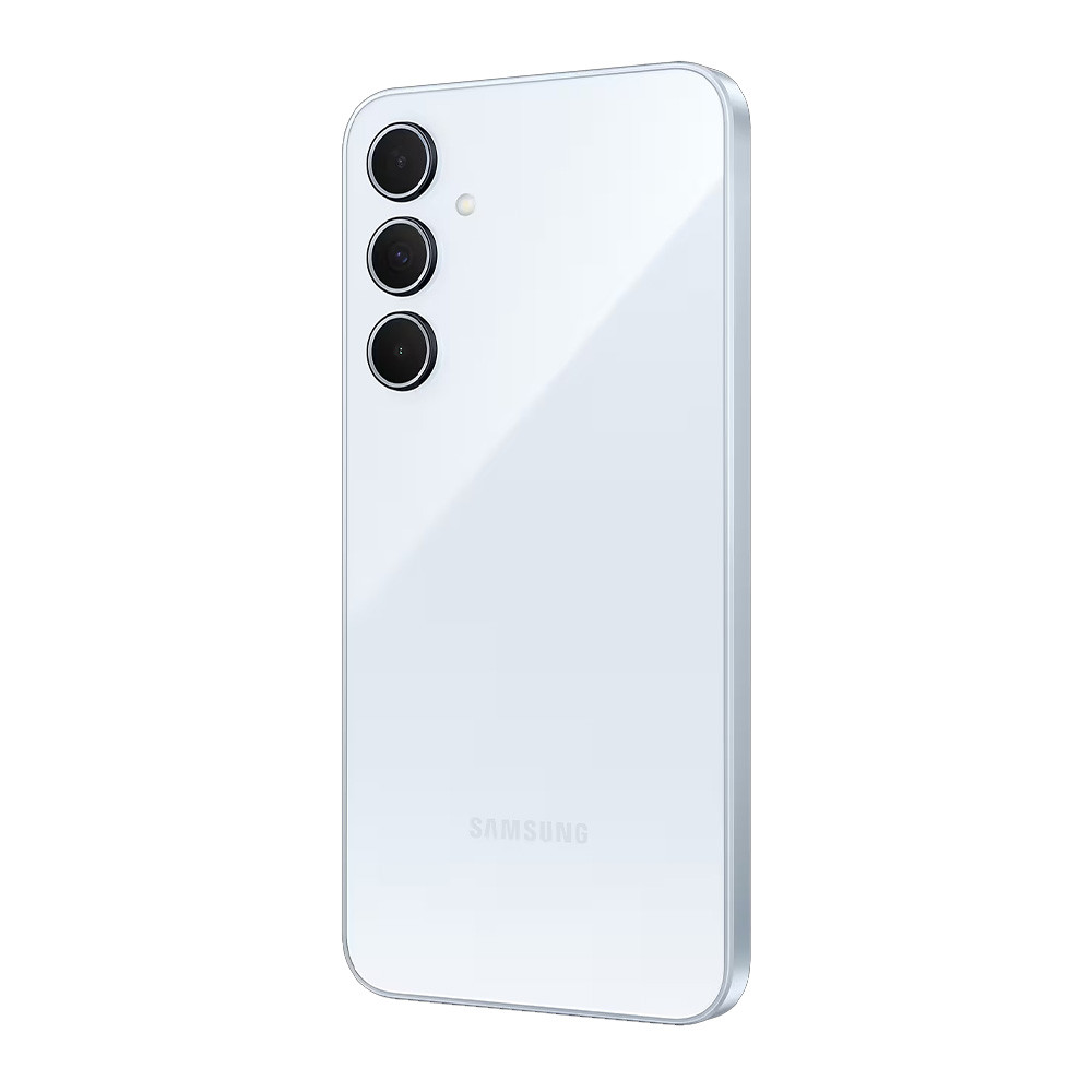 Parte trasera de un smartphone Samsung azul claro con tres cámaras verticales sobre fondo blanco.