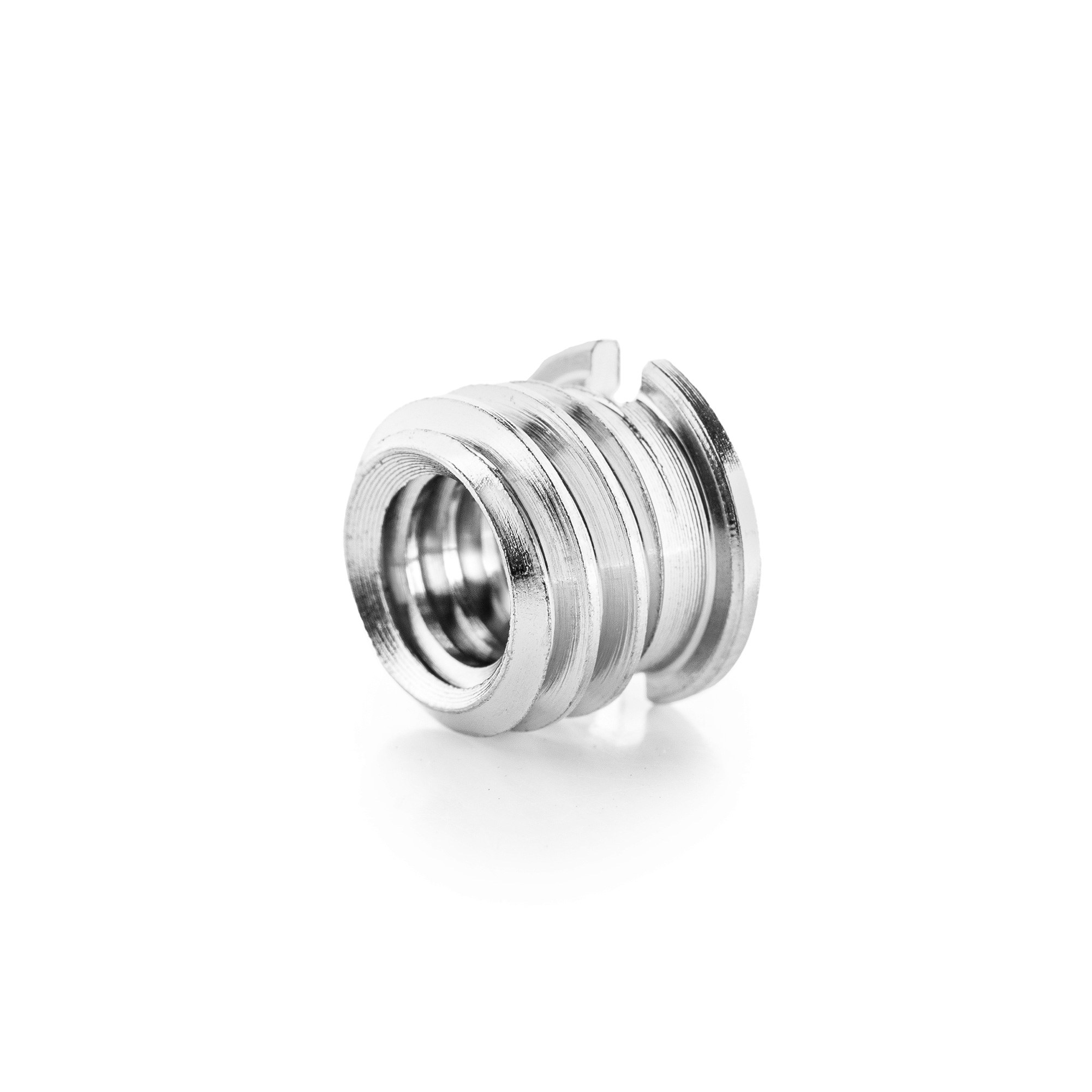 Close-up van een zilveren metalen camerastatief schroefadapter op een witte achtergrond.