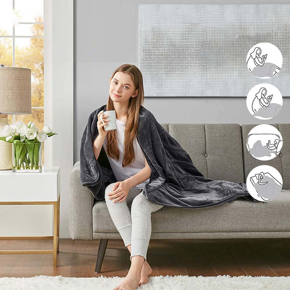 Eine Frau sitzt auf einem grauen Sofa, in eine Decke gehüllt, und hält eine Tasse. Symbole zeigen Nutzungsmöglichkeiten.