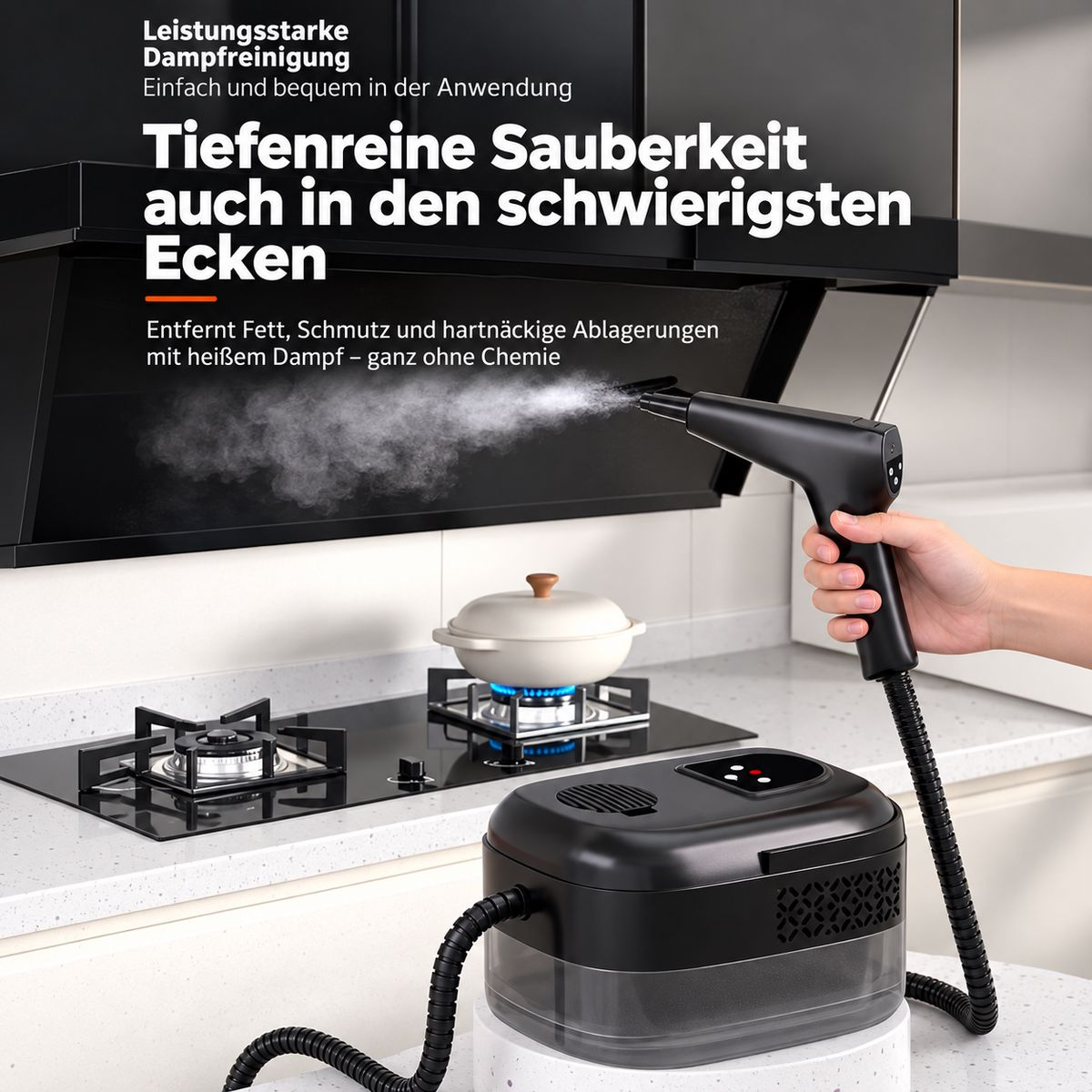 Hand hält schwarzen Dampfreiniger in einer Küche vor Kochfeld mit Topf und Textoverlay.