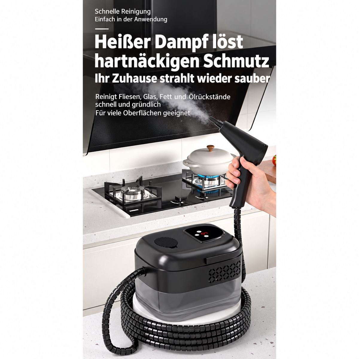 Ein tragbarer schwarzer Dampfreiniger mit Schlauch wird in einer Küche verwendet, um Oberflächen zu reinigen.