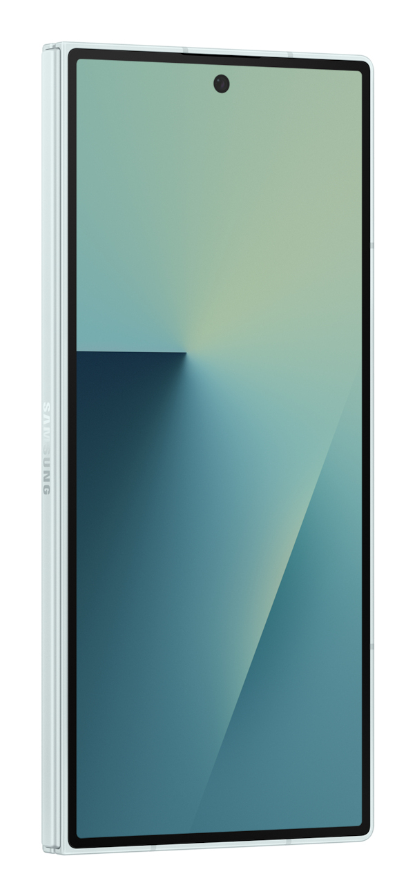 Un smartphone Samsung blanc avec un écran bleuté et une caméra frontale sur fond blanc.