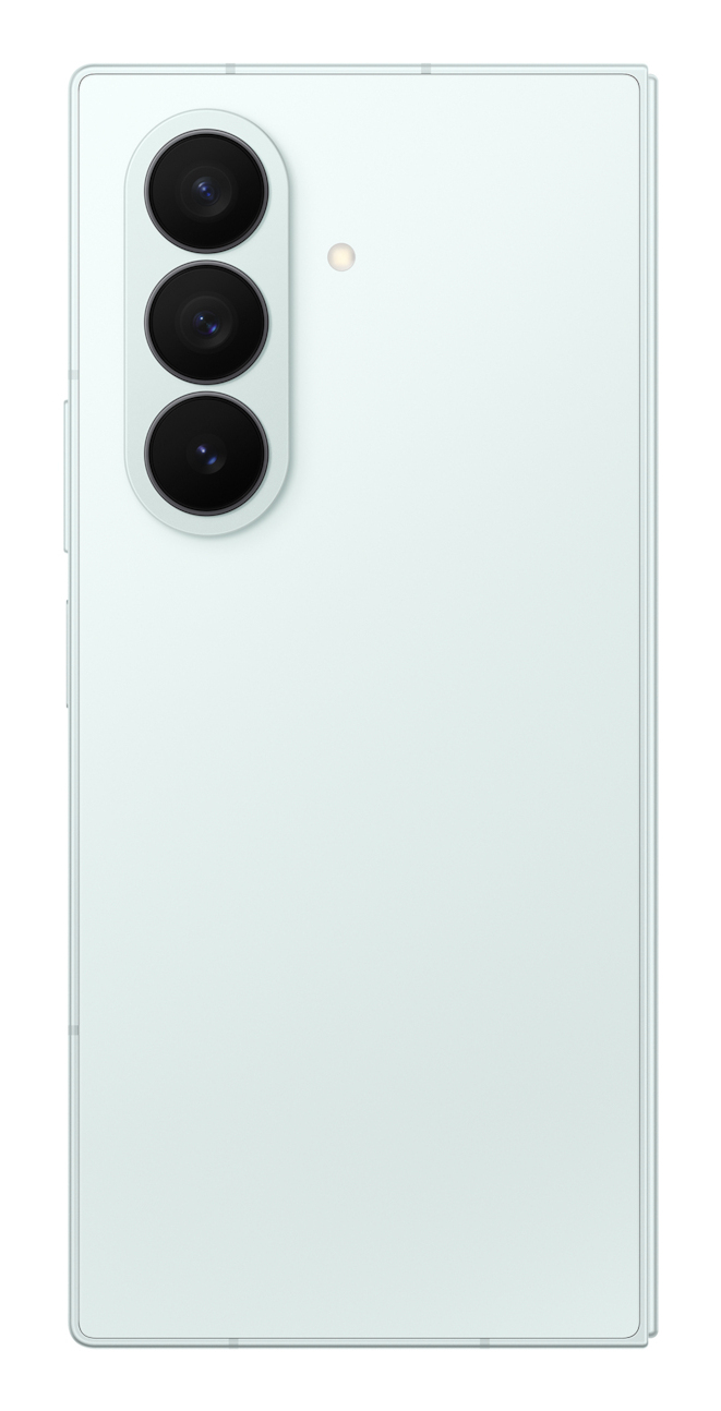 Dos d'un smartphone vert clair avec un module triple caméra vertical et un flash sur fond blanc.