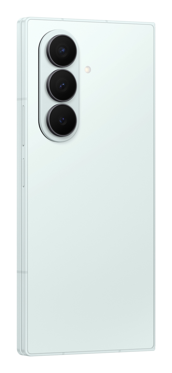 Dos d'un smartphone bleu clair avec trois objectifs de caméra verticaux et un petit flash.