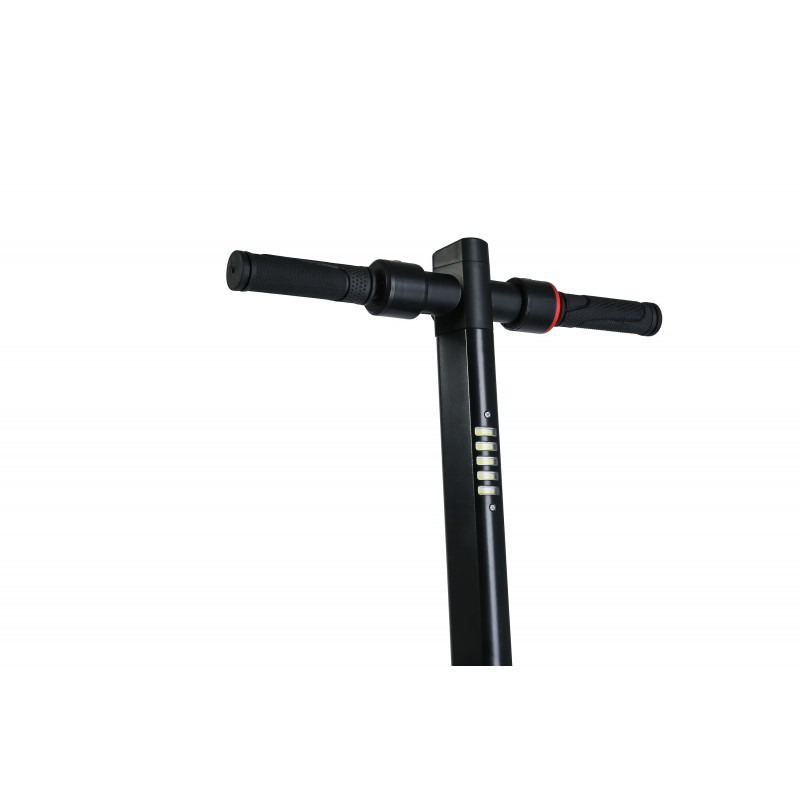 Manillar de patinete eléctrico negro con luces integradas en la potencia sobre fondo blanco.