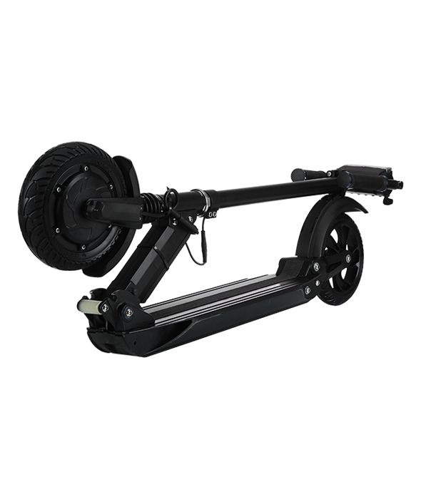 Un patinete eléctrico negro plegado sobre un fondo blanco.