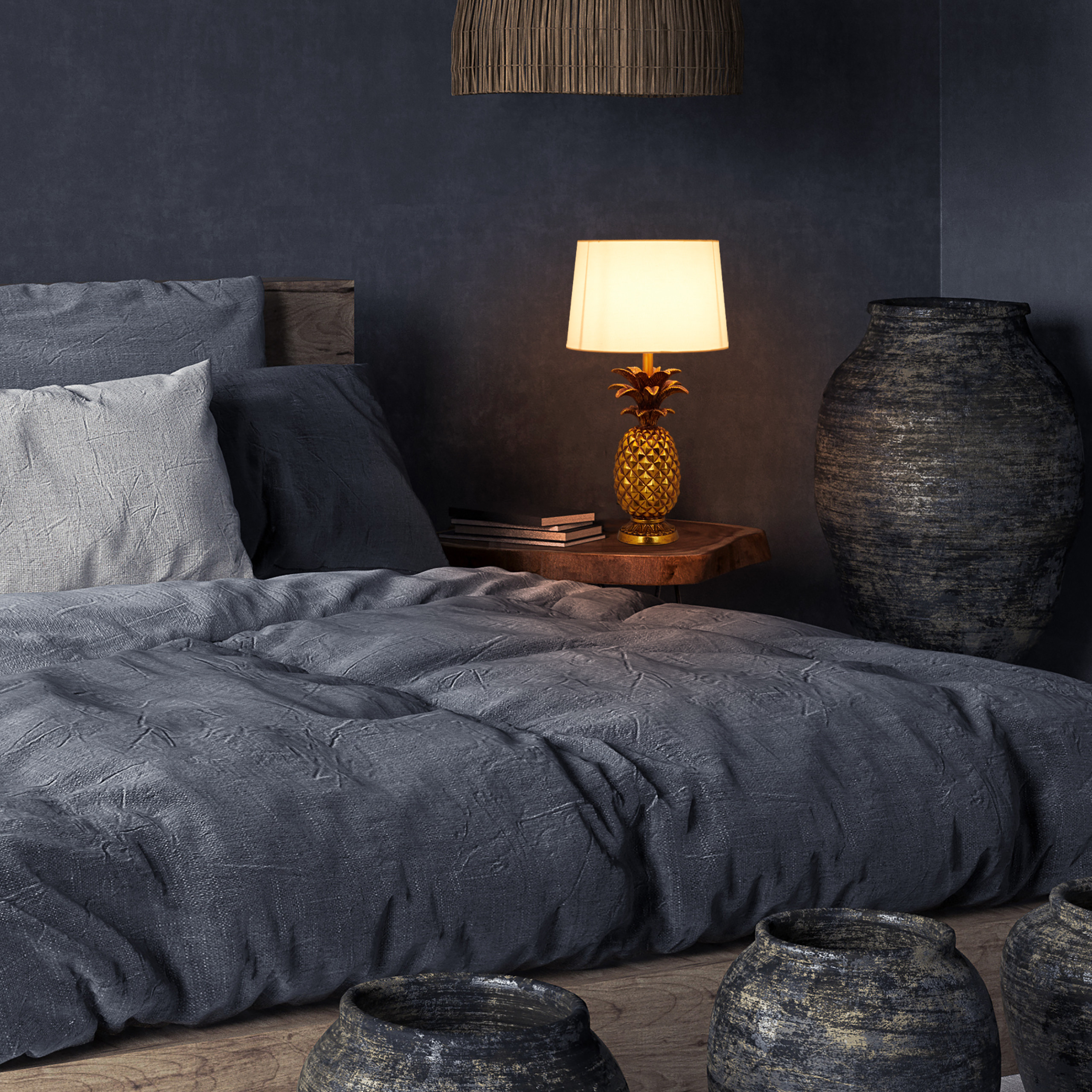 Dunkles Schlafzimmer mit grauem Bett, beleuchteter Ananaslampe auf Nachttisch und großen Vasen.