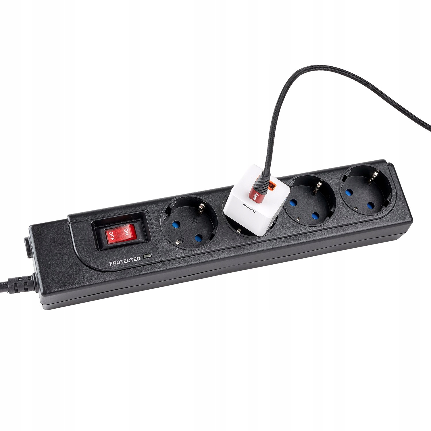 Czarna listwa zasilająca z czerwonym włącznikiem, czterema gniazdami i wpiętą białą ładowarką USB.