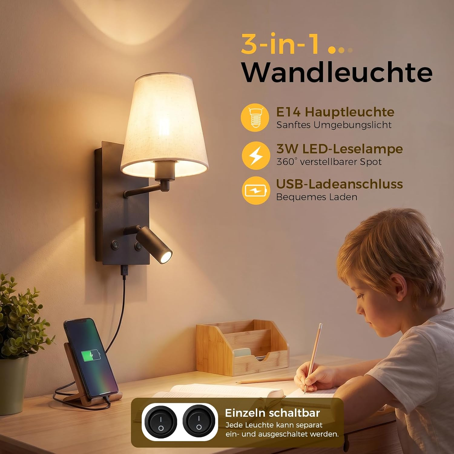 Chłopiec pisze przy biurku obok nowoczesnej lampy ściennej i ładowarki do smartfona.