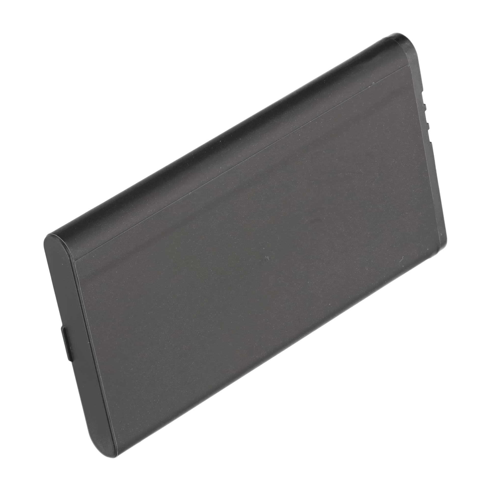 Eine schwarze, rechteckige Powerbank in diagonaler Ansicht vor weißem Hintergrund.