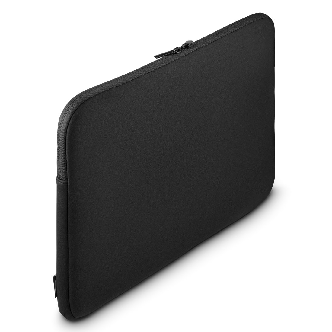 Proste czarne etui na laptopa z zamkiem błyskawicznym na białym tle.