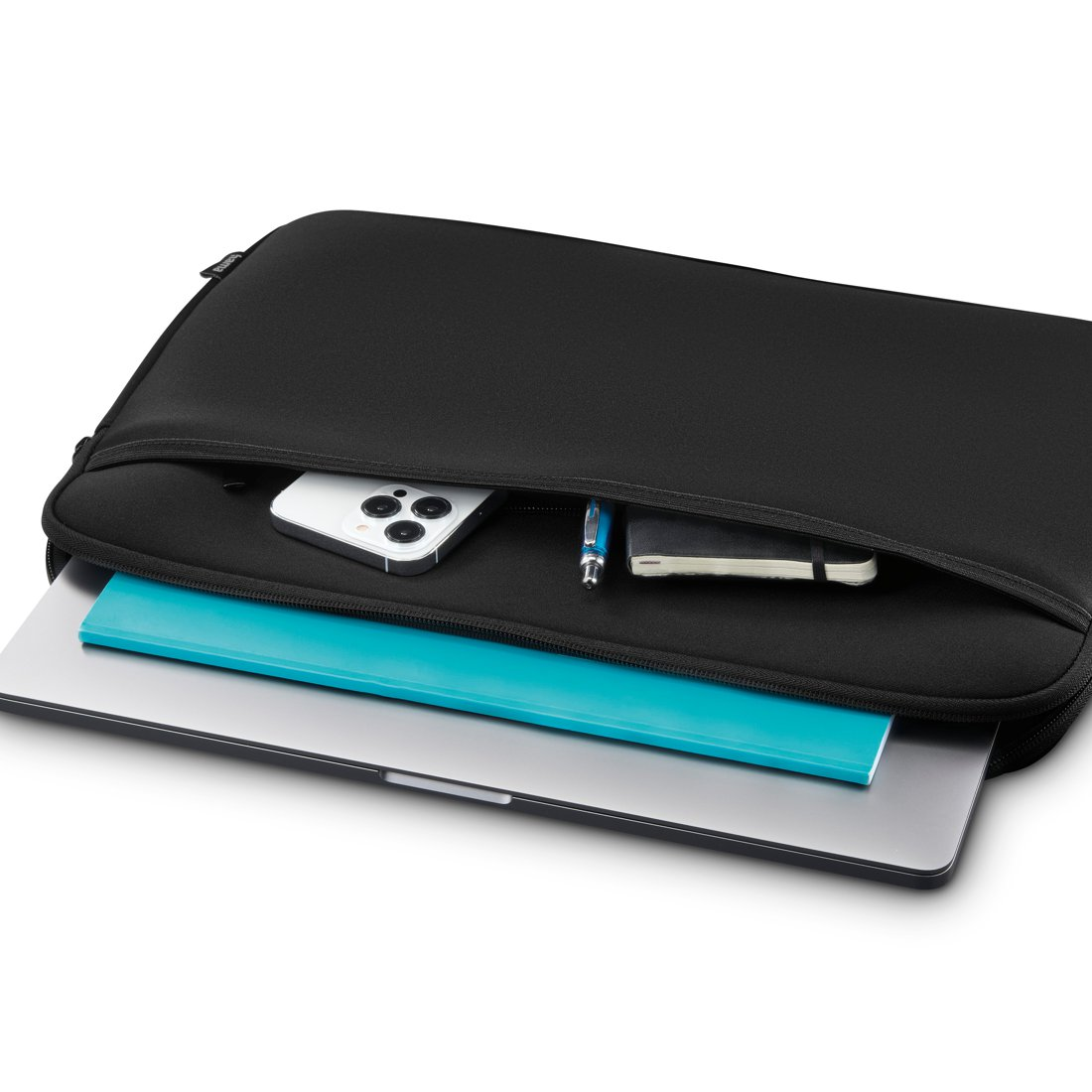 Czarne etui na laptopa zawierające laptopa, niebieski zeszyt, smartfon, długopis i notatnik.