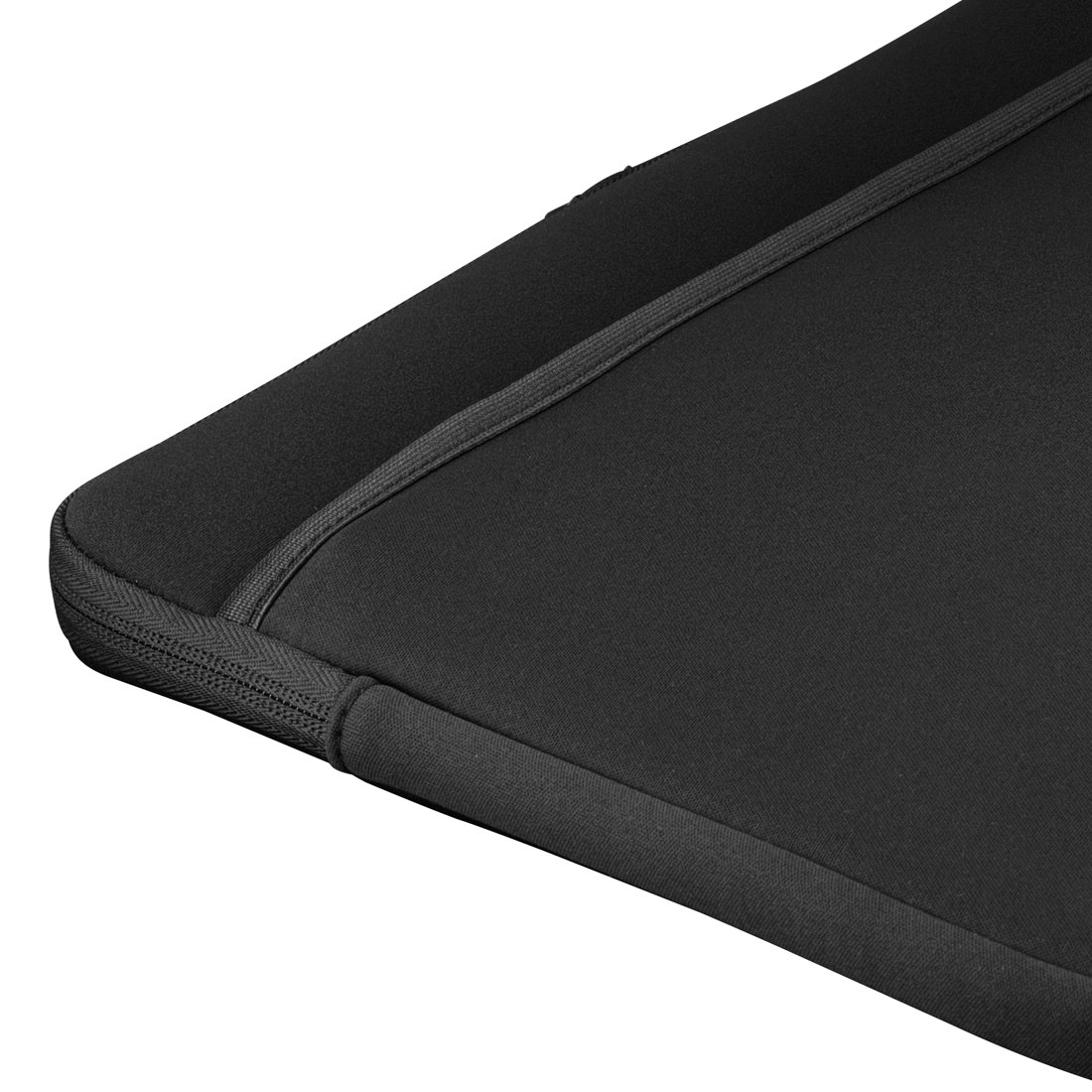 Zbliżenie czarnego etui na laptopa, pokazujące teksturowany materiał, szwy i zamek.