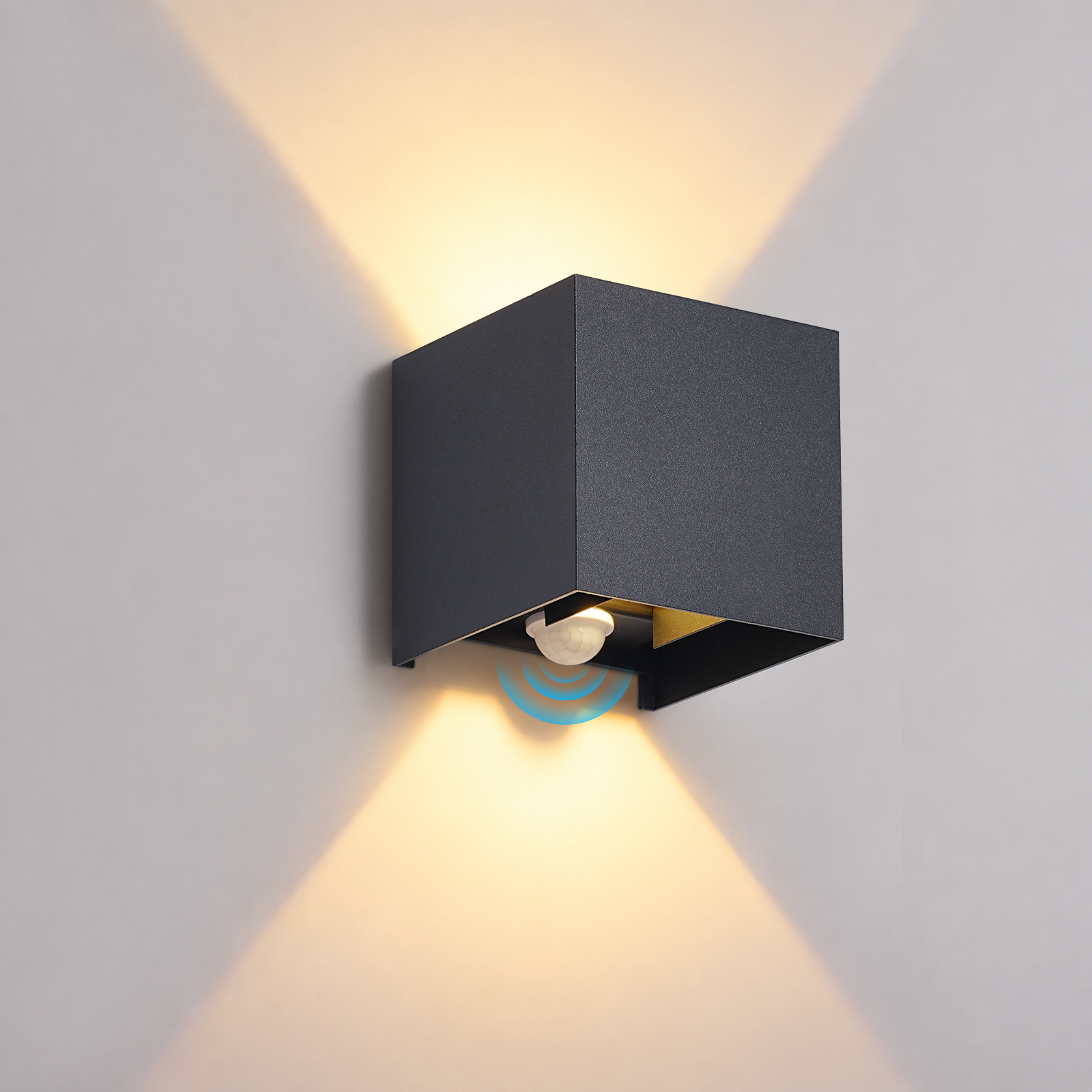 Czarna lampa ścienna świeci w górę i w dół, z niebieską ikoną czujnika ruchu.