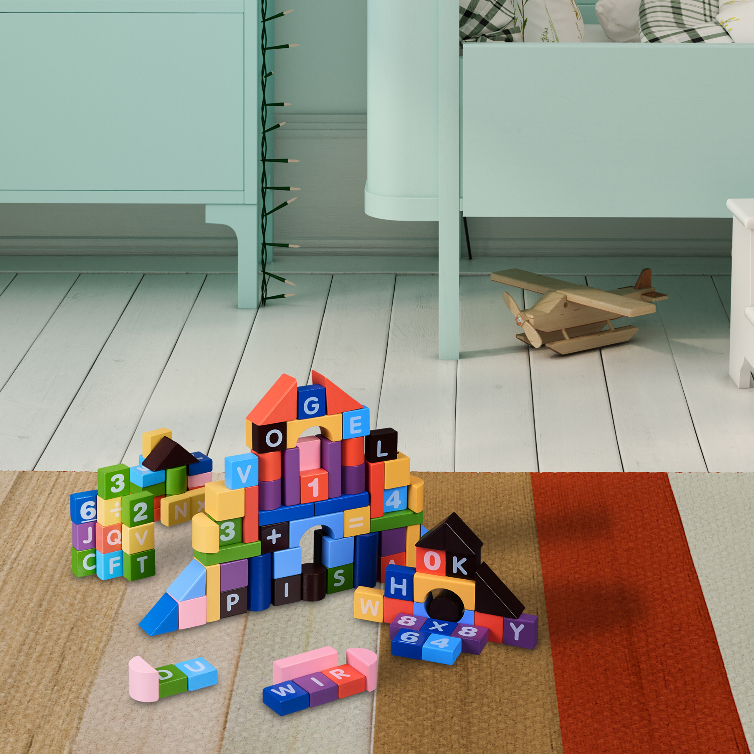Bunte Holz-Alphabet- und Zahlenblöcke auf einem gestreiften Teppich im Kinderzimmer.