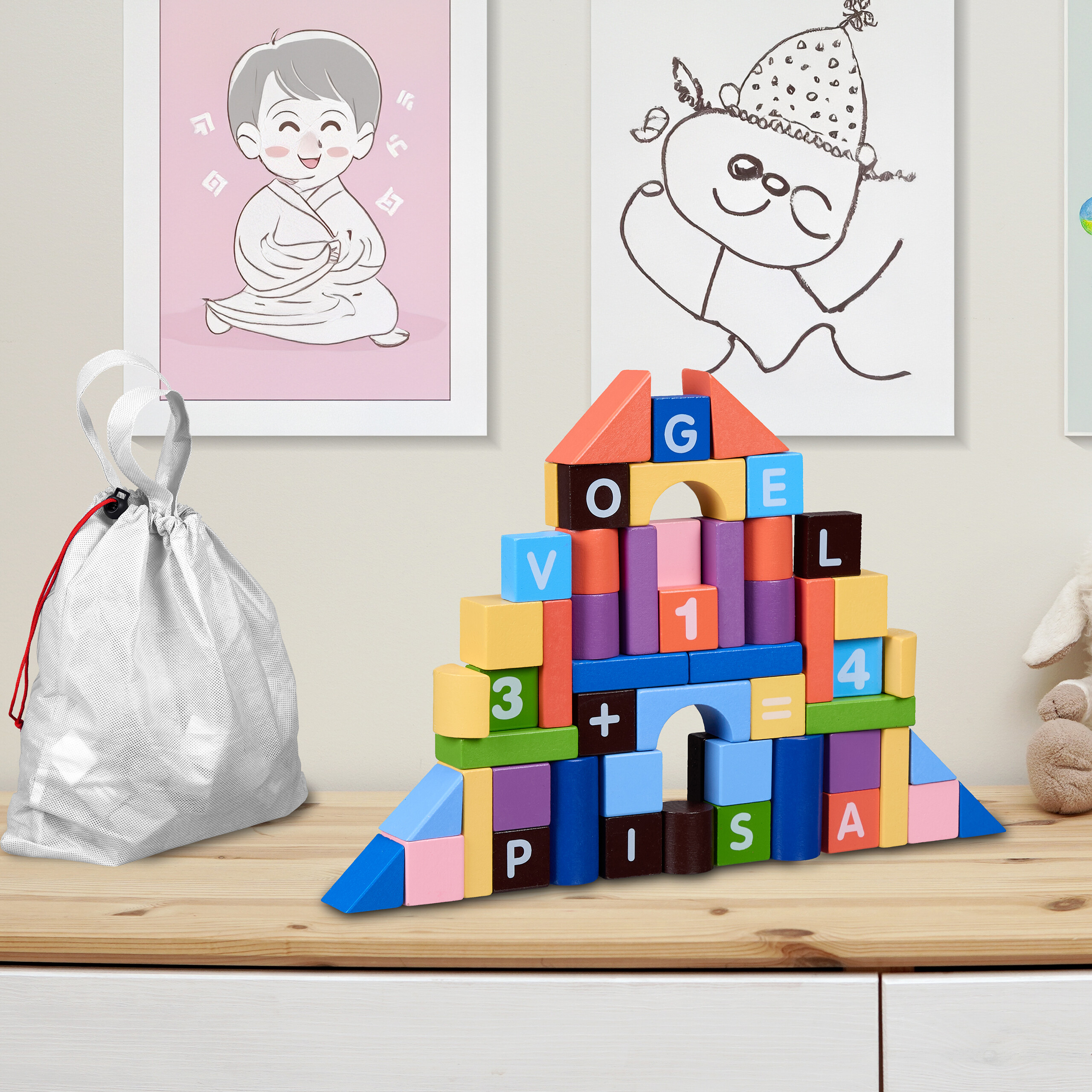 Bunte Holzspielsteine mit Buchstaben und Zahlen auf einem Holztisch, daneben eine silbrige Tasche.