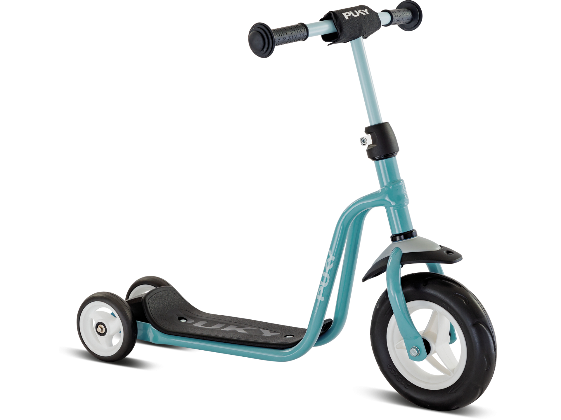 Ein hellblauer Kinderroller mit drei weißen Rädern und schwarzen Griffen vor weißem Hintergrund.