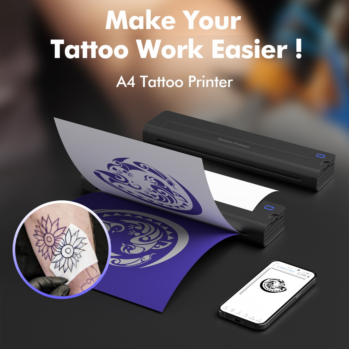 Ein schwarzer A4-Tattoodrucker druckt eine violette Schablone, mit Smartphone und Tattoo-Einsatz auf dem Arm.