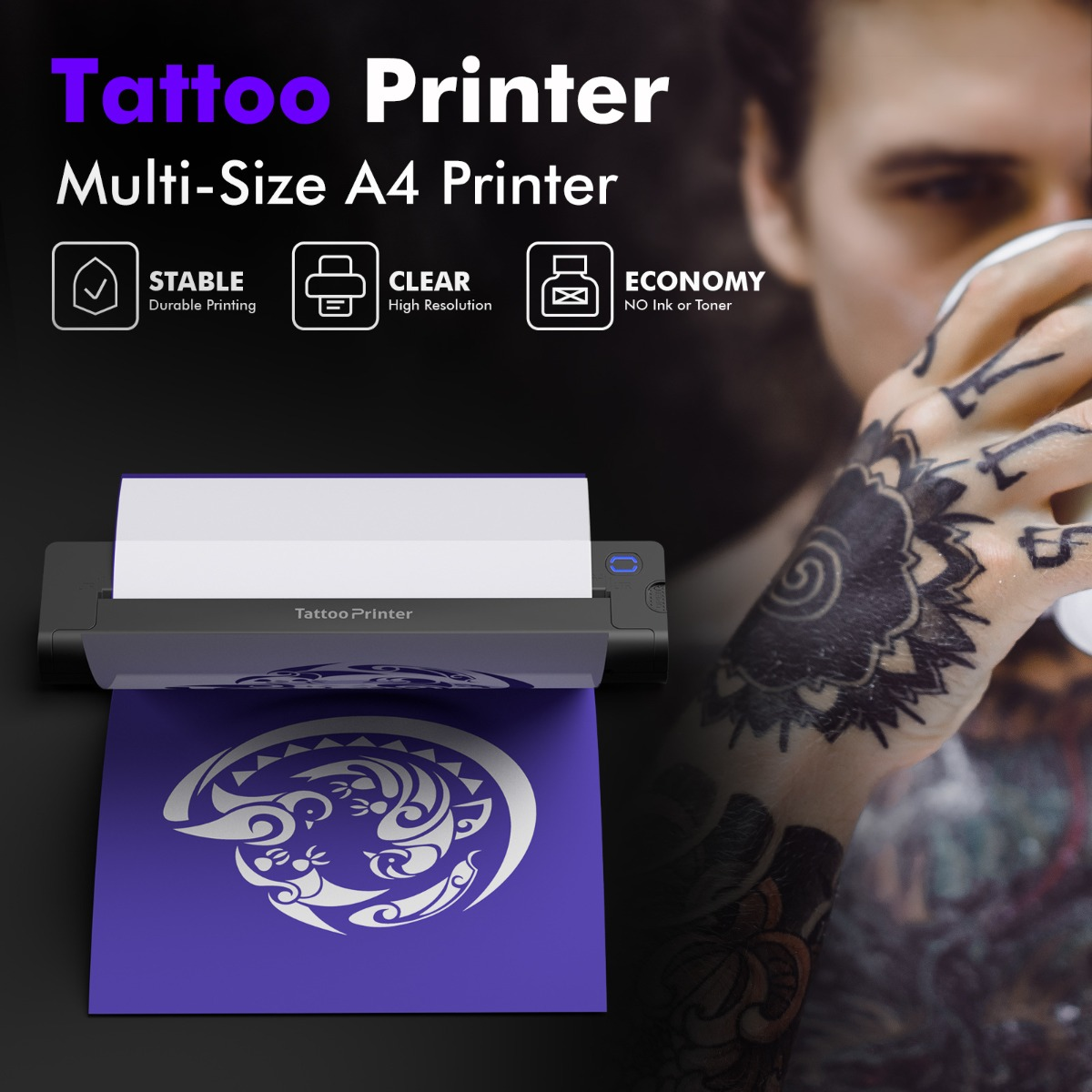 Ein Tattoo-Drucker gibt ein lila Blatt mit weißen Stammesmustern aus, neben einem tätowierten Mann mit Tasse.
