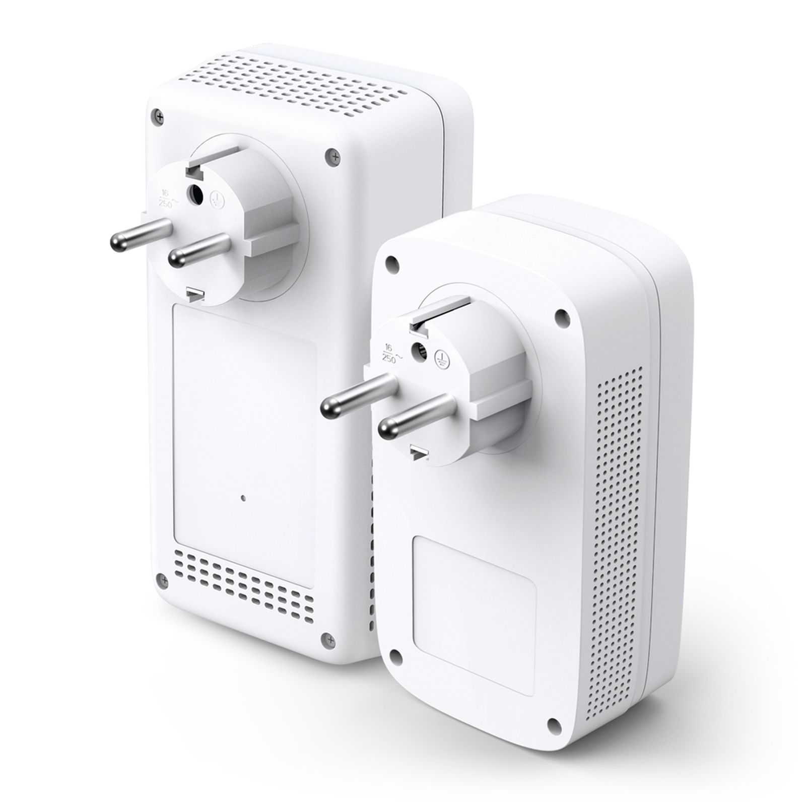 Zwei weiße Smart Plugs mit europäischen Steckern vor weißem Hintergrund.