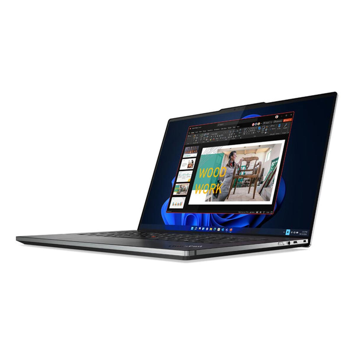 Czarny laptop na białym tle wyświetla aplikację z prezentacją obróbki drewna na ekranie.