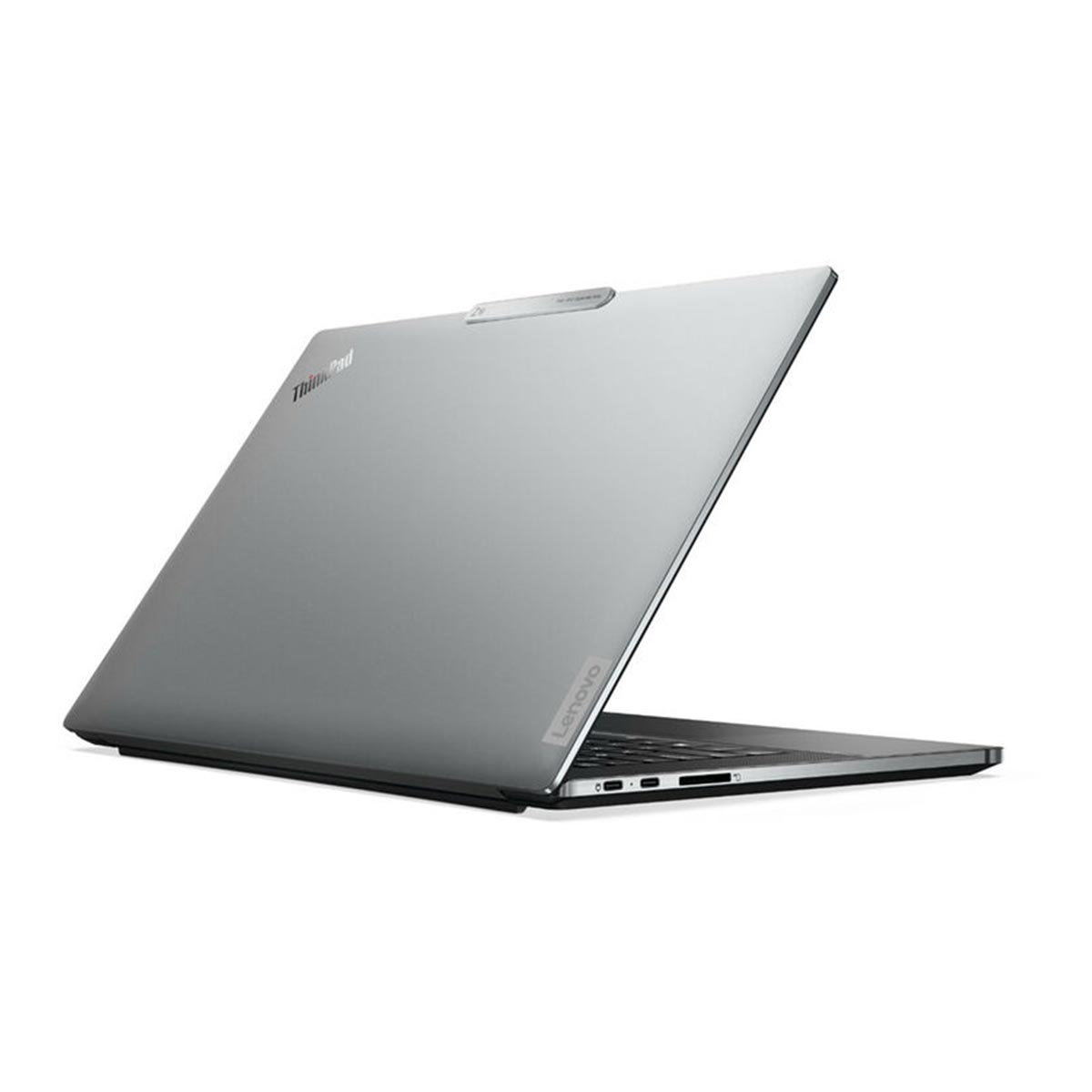 Srebrny laptop Lenovo ThinkPad jest lekko otwarty na białym tle.