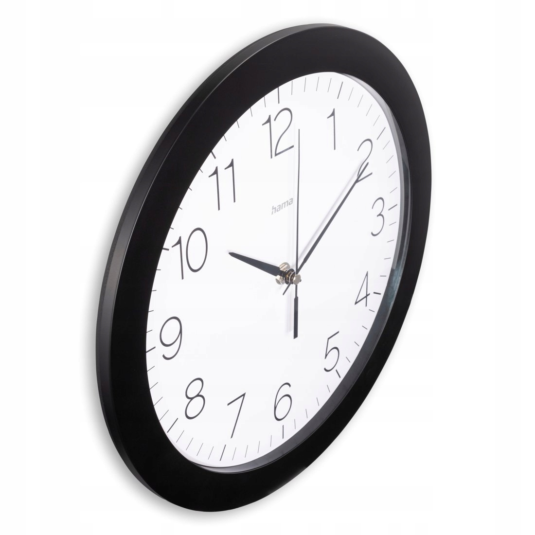 Eine runde Wanduhr mit schwarzem Rahmen und weißem Zifferblatt, aus einem Winkel vor weißem Hintergrund.
