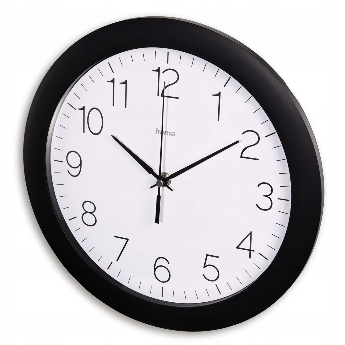 Eine runde Wanduhr mit schwarzem Rand und weißem Zifferblatt zeigt die Zeit.