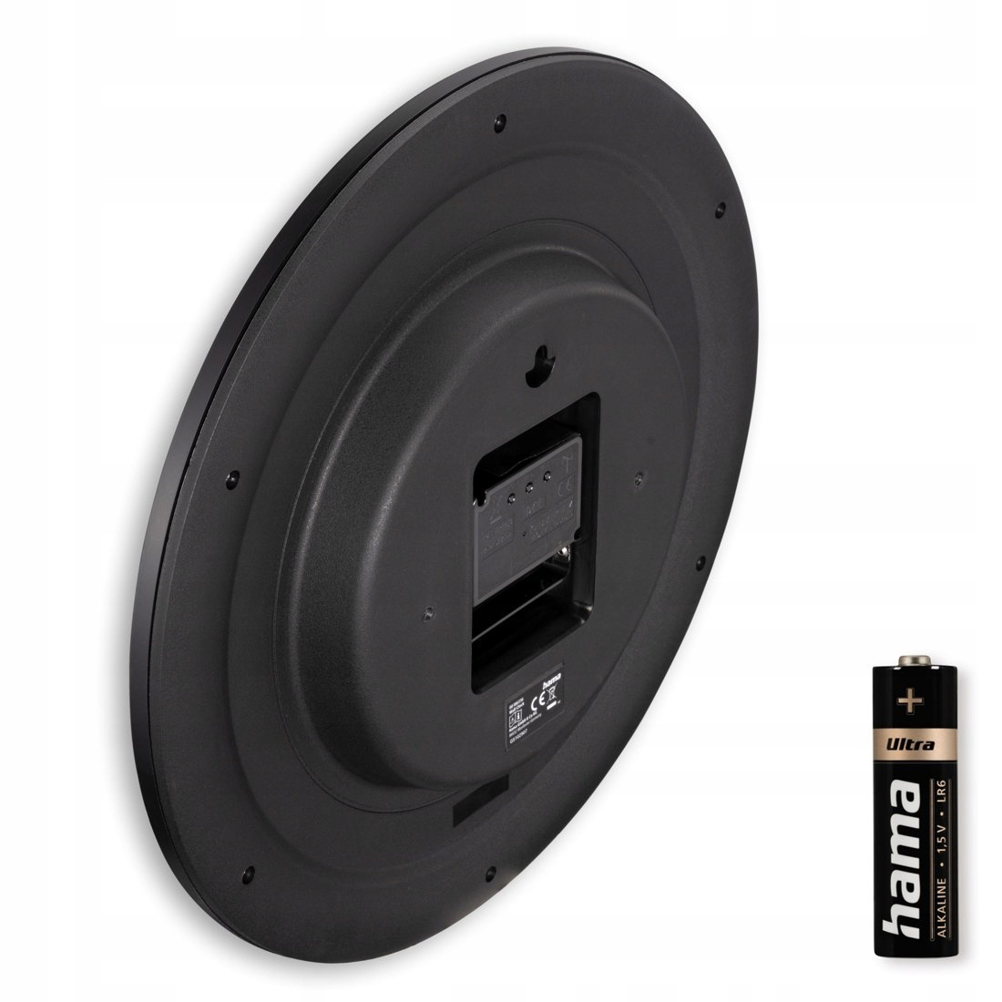 Rückseite einer runden schwarzen Wanduhr und eine einzelne AA-Batterie von Hama.
