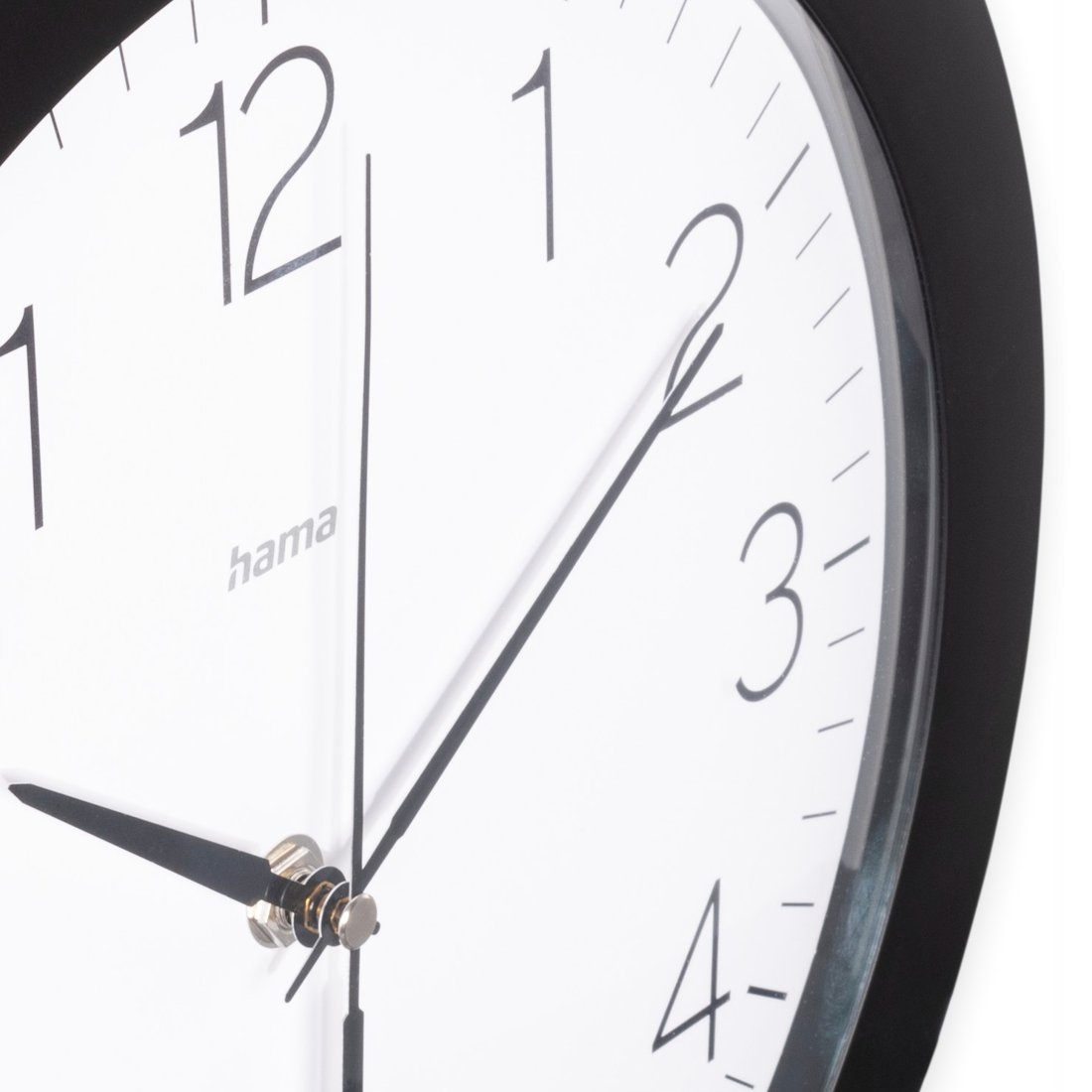 Nahaufnahme einer runden schwarzen Hama-Wanduhr mit weißem Zifferblatt und Ziffern von eins bis vier.