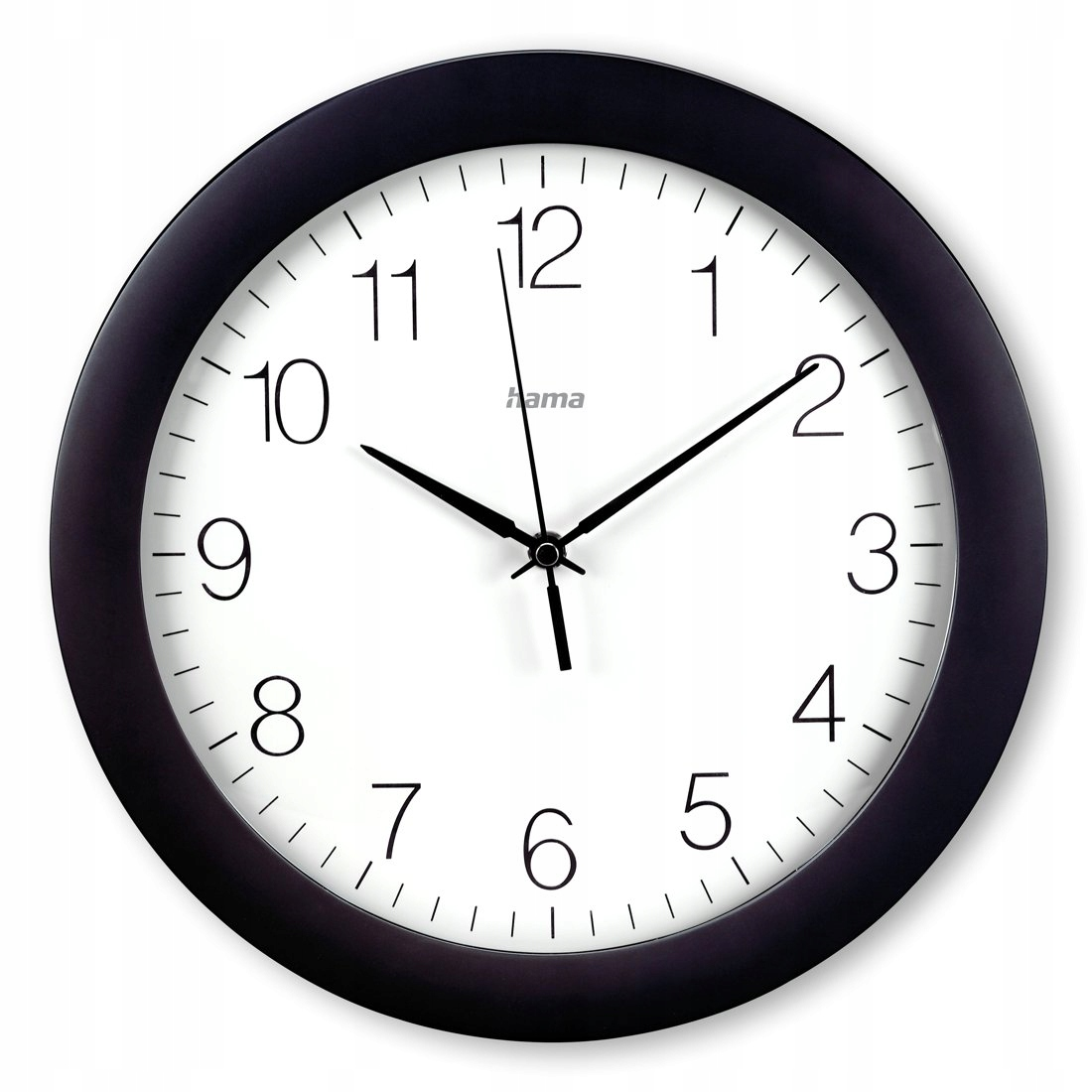 Eine schwarze Wanduhr mit weißem Zifferblatt und arabischen Ziffern.