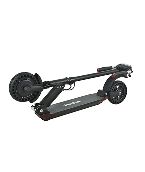 Un patinete eléctrico negro está plegado sobre un fondo blanco.