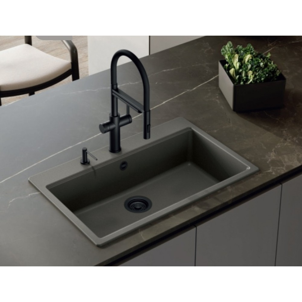 Lavello nero con rubinetto e dispenser di sapone coordinati su piano in marmo scuro, con pianta.