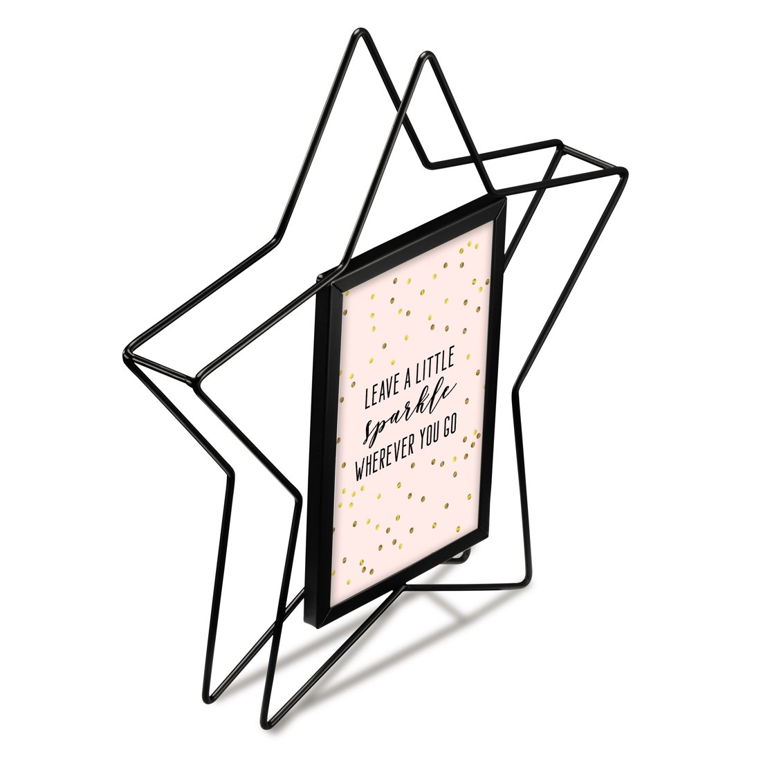 Czarny, metalowy stojak w kształcie gwiazdy trzyma oprawiony wydruk z napisem "Leave a little sparkle".