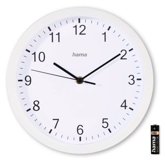 Eine weiße Wanduhr mit schwarzen Ziffern und Zeigern und dem Hama-Logo, neben einer Hama-Batterie.