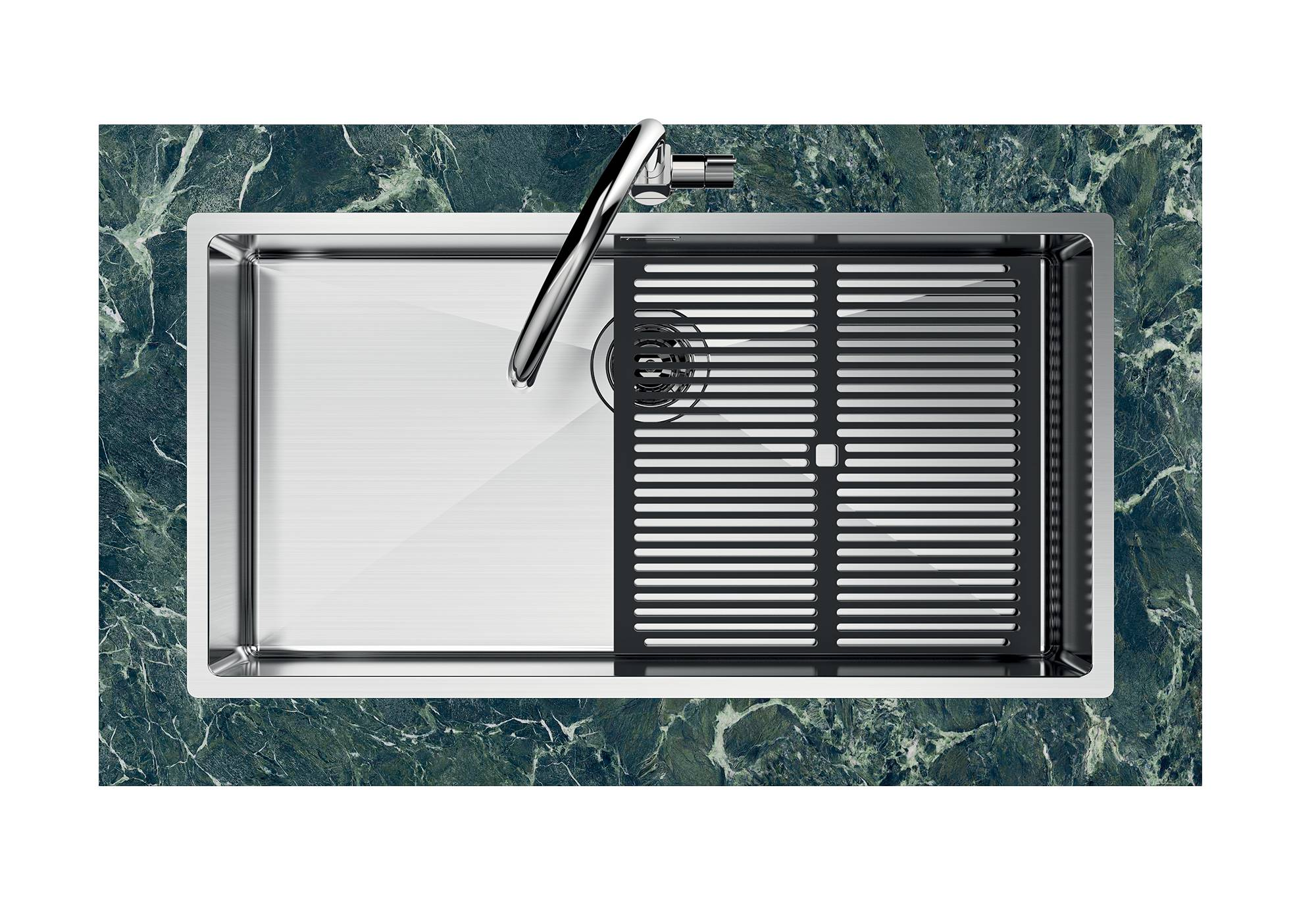 Un lavello in acciaio inox con griglia nera su marmo verde.