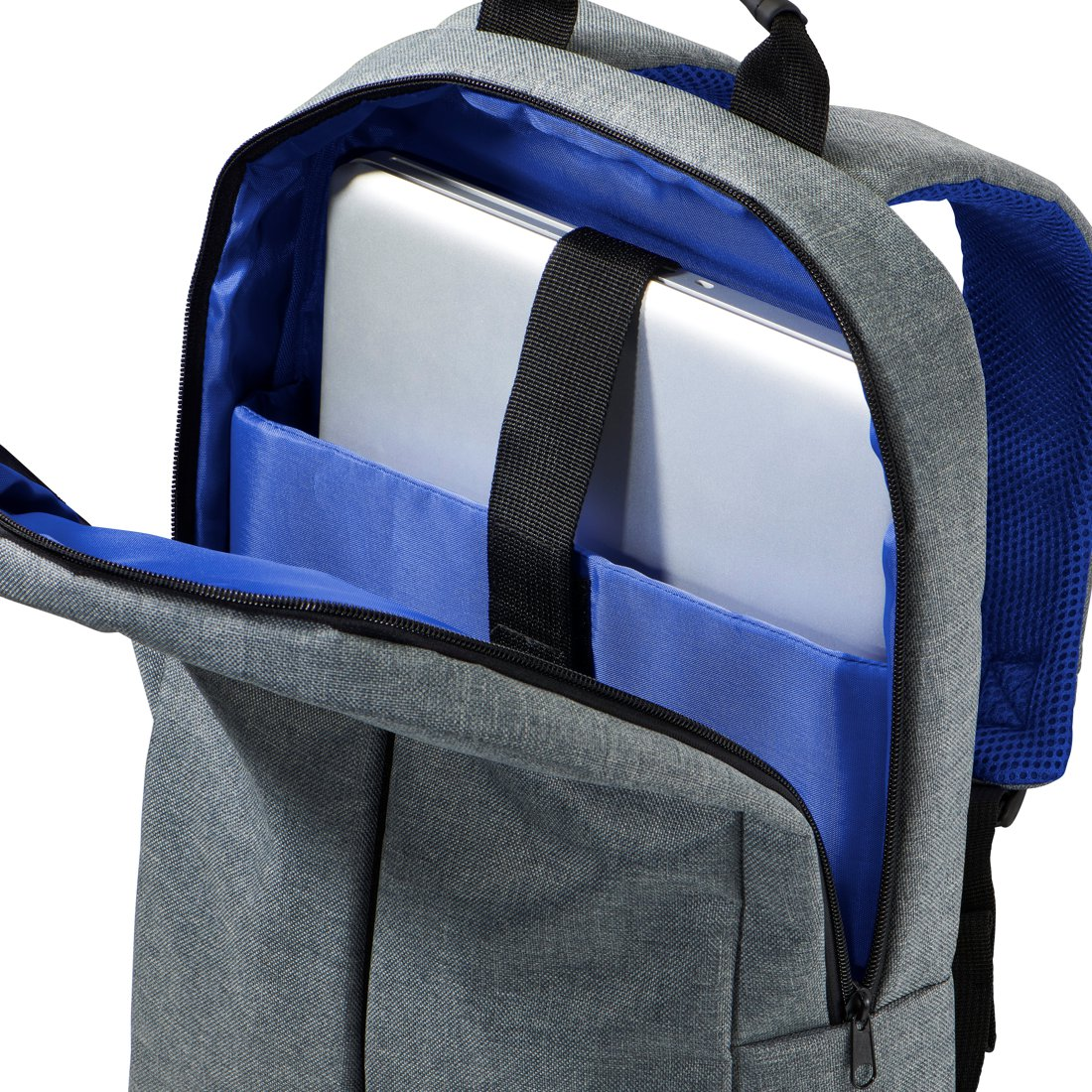 Zaino grigio con interno blu e un laptop nello scomparto principale, fissato da una cinghia nera.