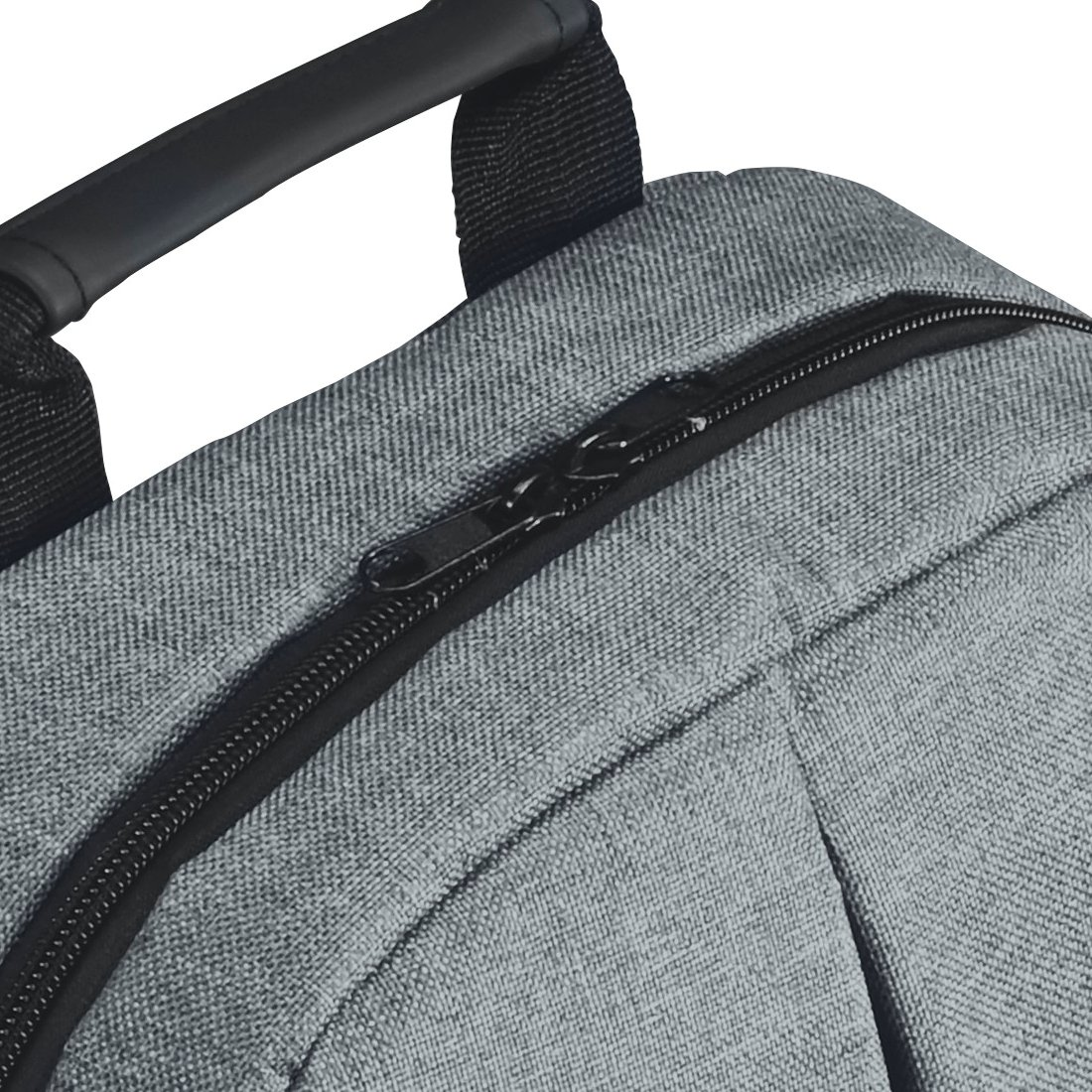 Primo piano di una borsa grigia con cerniera nera e manico nero in alto su sfondo bianco.