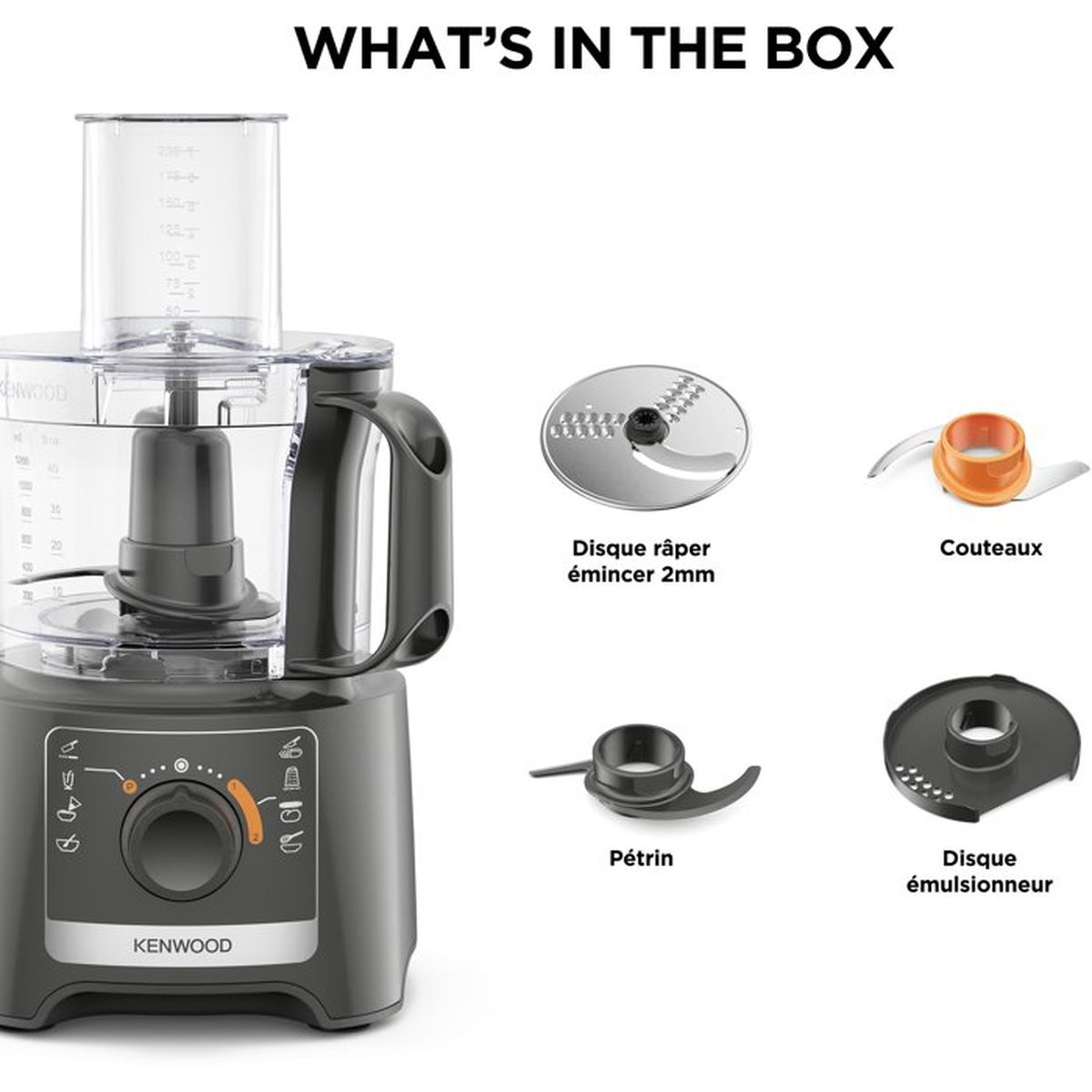 Un robot da cucina Kenwood grigio con accessori tra cui dischi per affettare, lame, gancio impastatore e disco emulsionante.