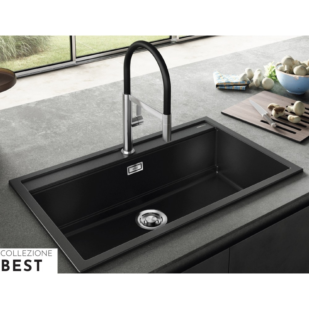 Lavello nero con rubinetto moderno su piano di lavoro grigio.