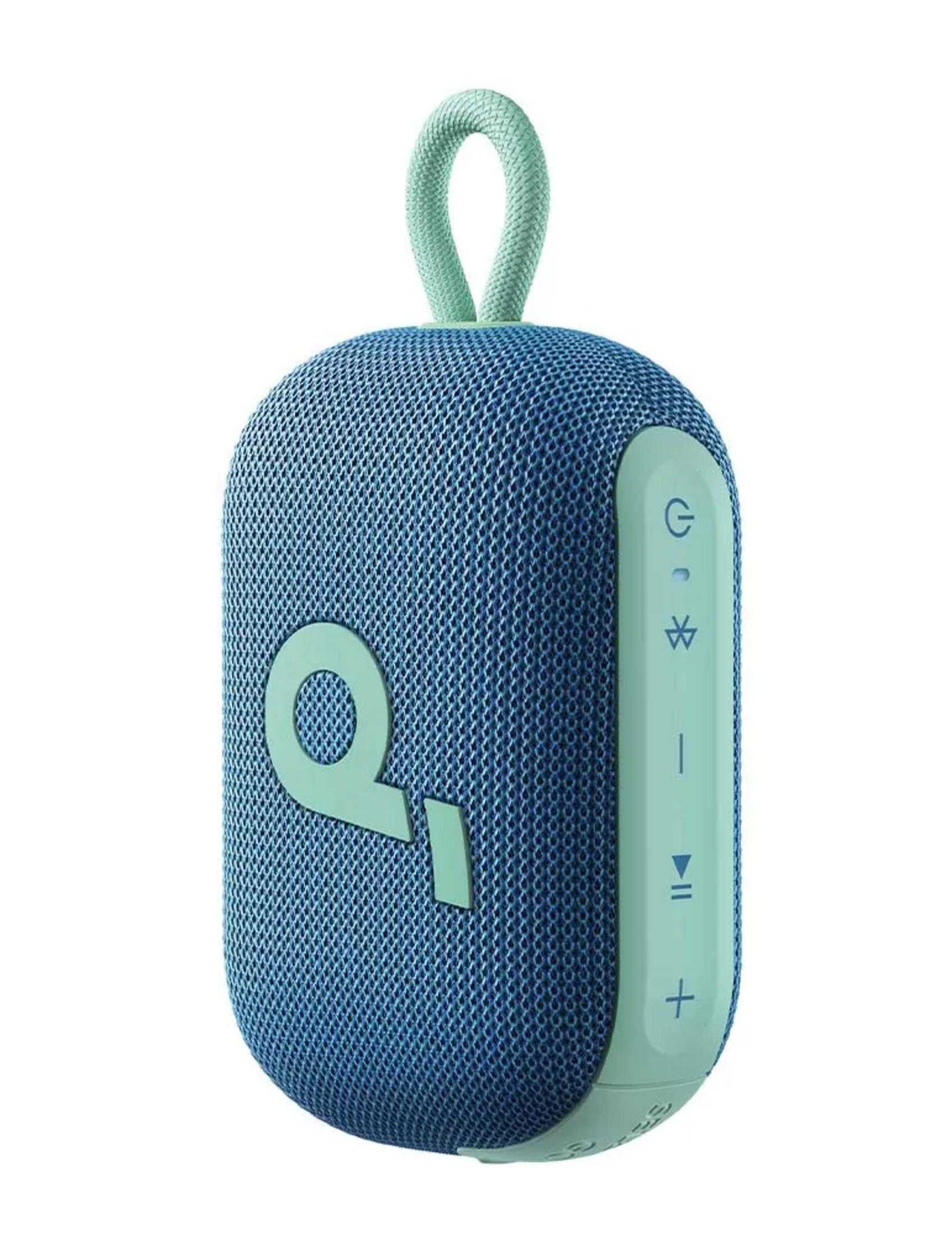 Un altoparlante bluetooth portatile blu con accenti verde turchese, un passante per il trasporto e pulsanti in gomma.