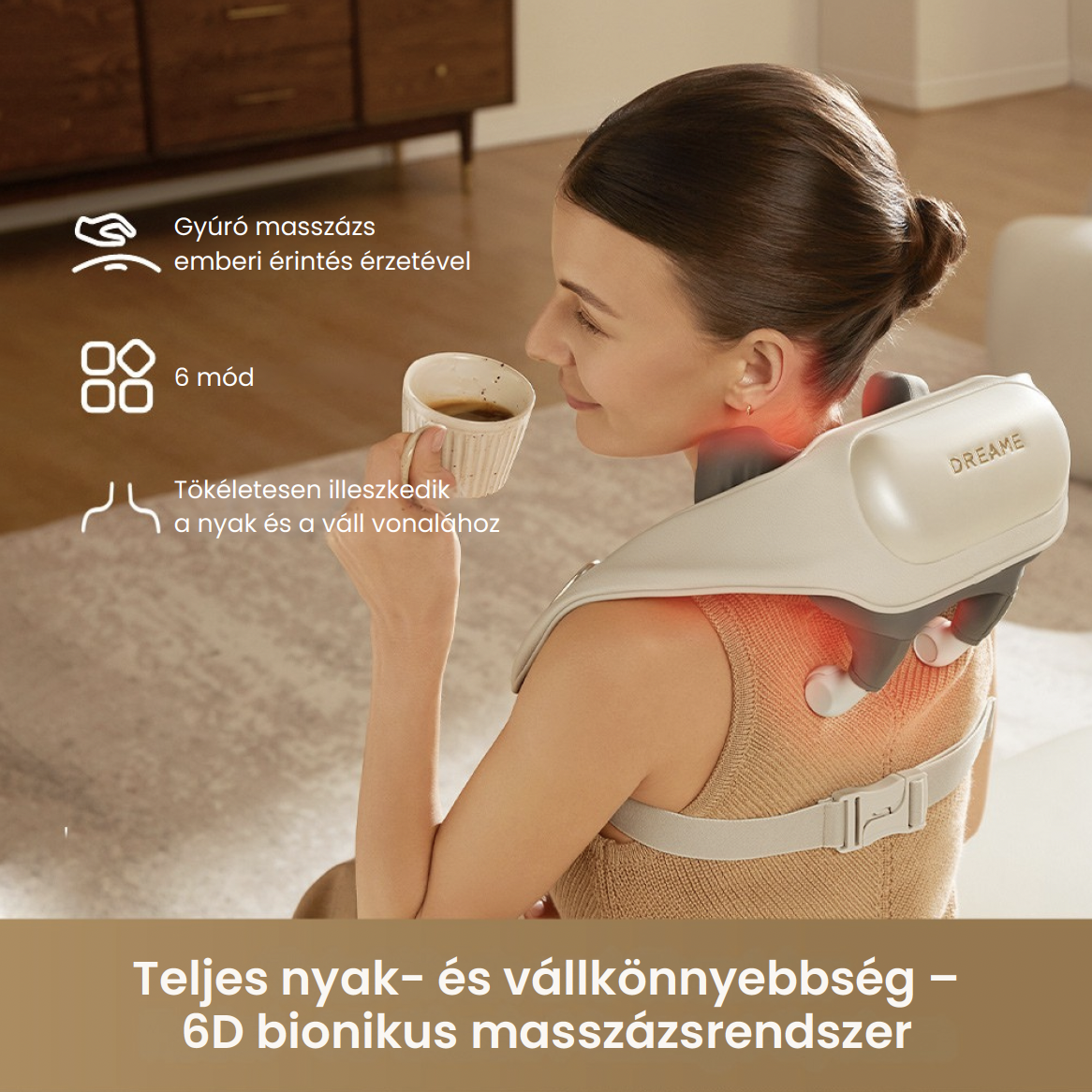 Egy nő a kanapén pihen, kávét iszik, miközben egy fehér nyak- és vállmasszírozót használ.