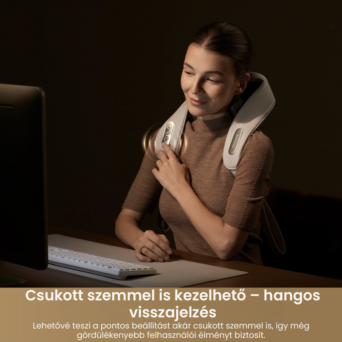 Egy barna pulóveres nő ül az íróasztalnál, és nyakmasszírozót használ.